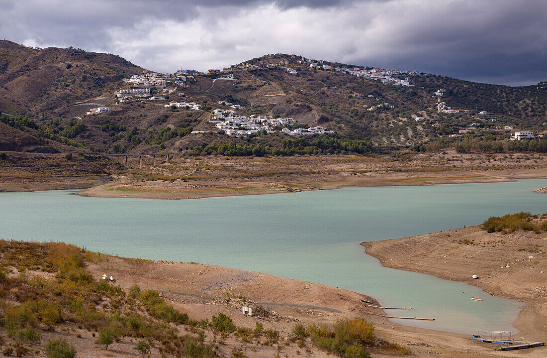 Stausee Lago Vinuela, Blick vom Hotel La Viñuela, Axarquía, Andalusien, Spanien, Regenwolken am Himmel