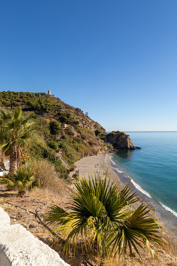 Sandstrand von Playa de Maro, in der Nähe von Nerja, Andalusien, Spanien mit ruhigem Mittelmeer, außerhalb der Saison