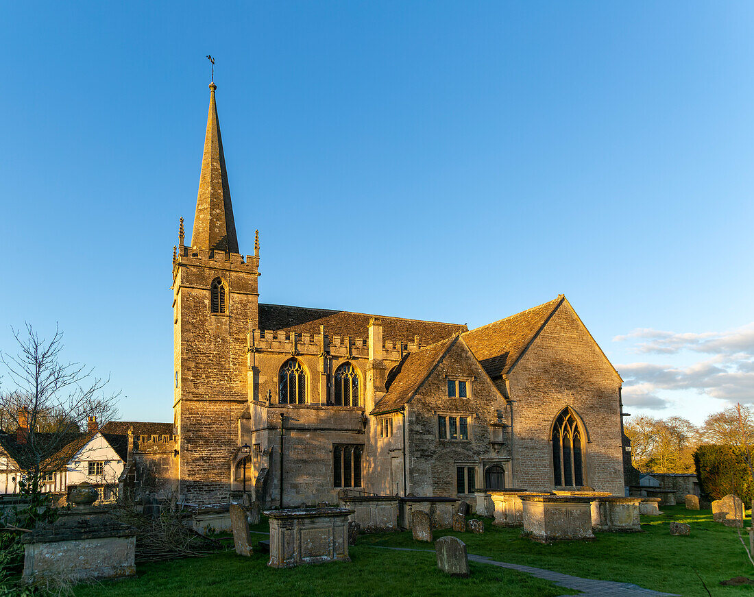 Kirche St. Cyriac, Lacock, Wiltshire, England, Großbritannien Winterabendsonne