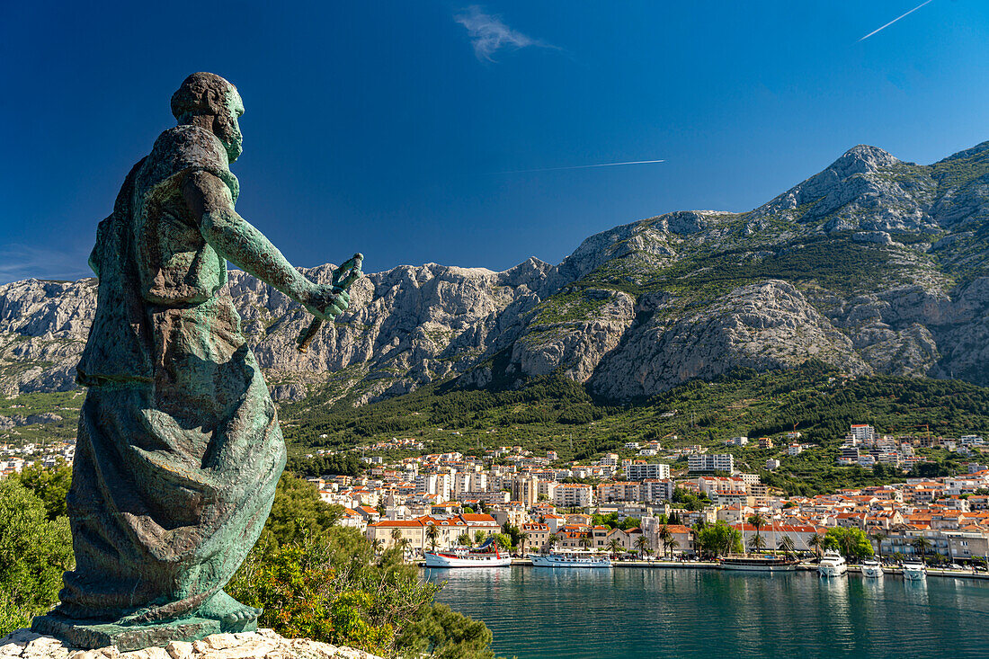 Statue des Heiligen Petrus vor der Stadtansicht Makarska und das Biokovo Gebirge, Kroatien, Europa 