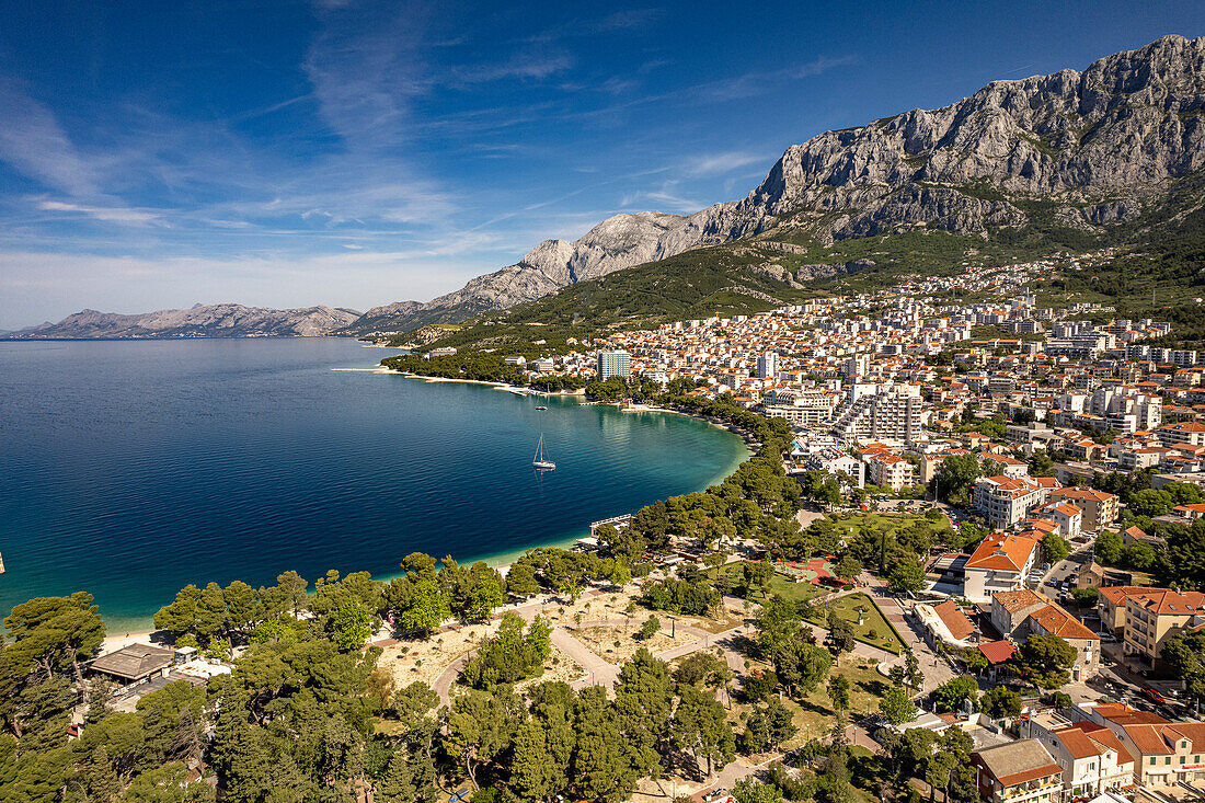 Makarska und das Biokovo Gebirge aus der Luft gesehen, Kroatien, Europa 