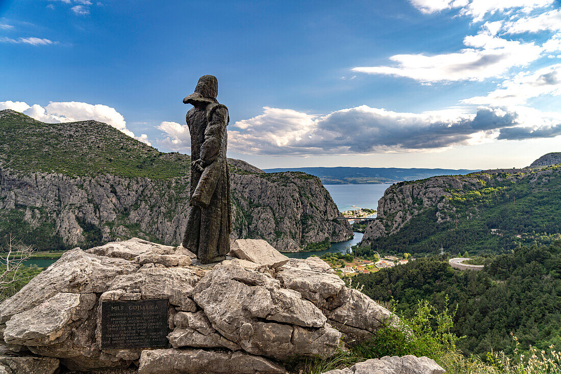 Statue Mila Gojsalic über der Cetina Schlucht bei Omis, Kroatien, Europa 