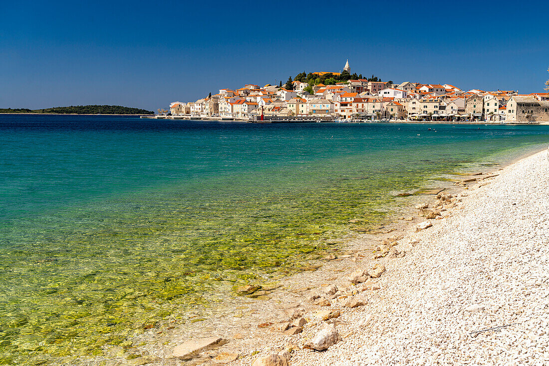 Strand und Halbinsel mit der Altstadt von Primosten, Kroatien, Europa 