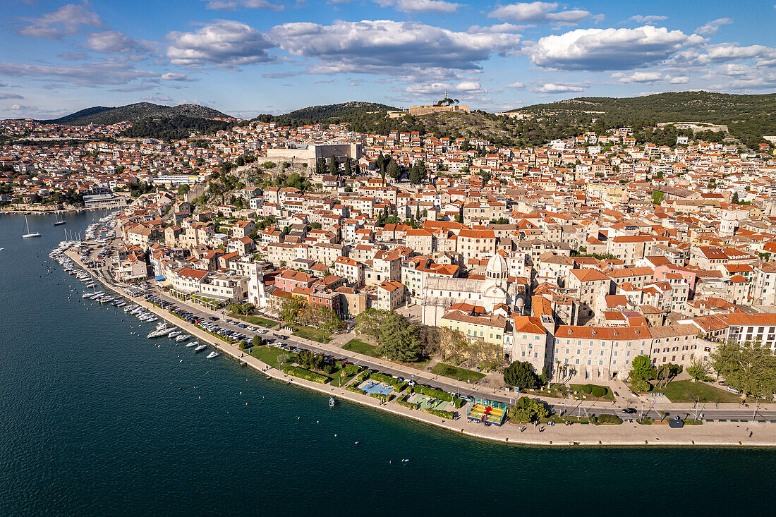 Stadtansicht Sibenik aus der Luft gesehen, Kroatien, Europa