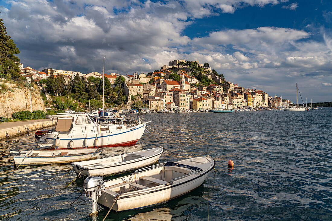 Stadtansicht und Hafen Sibenik, Kroatien, Europa