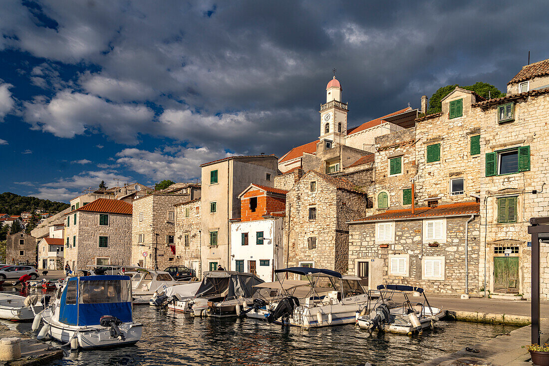 Am kleinen Hafen in der Altstadt von Sibenik, Kroatien, Europa