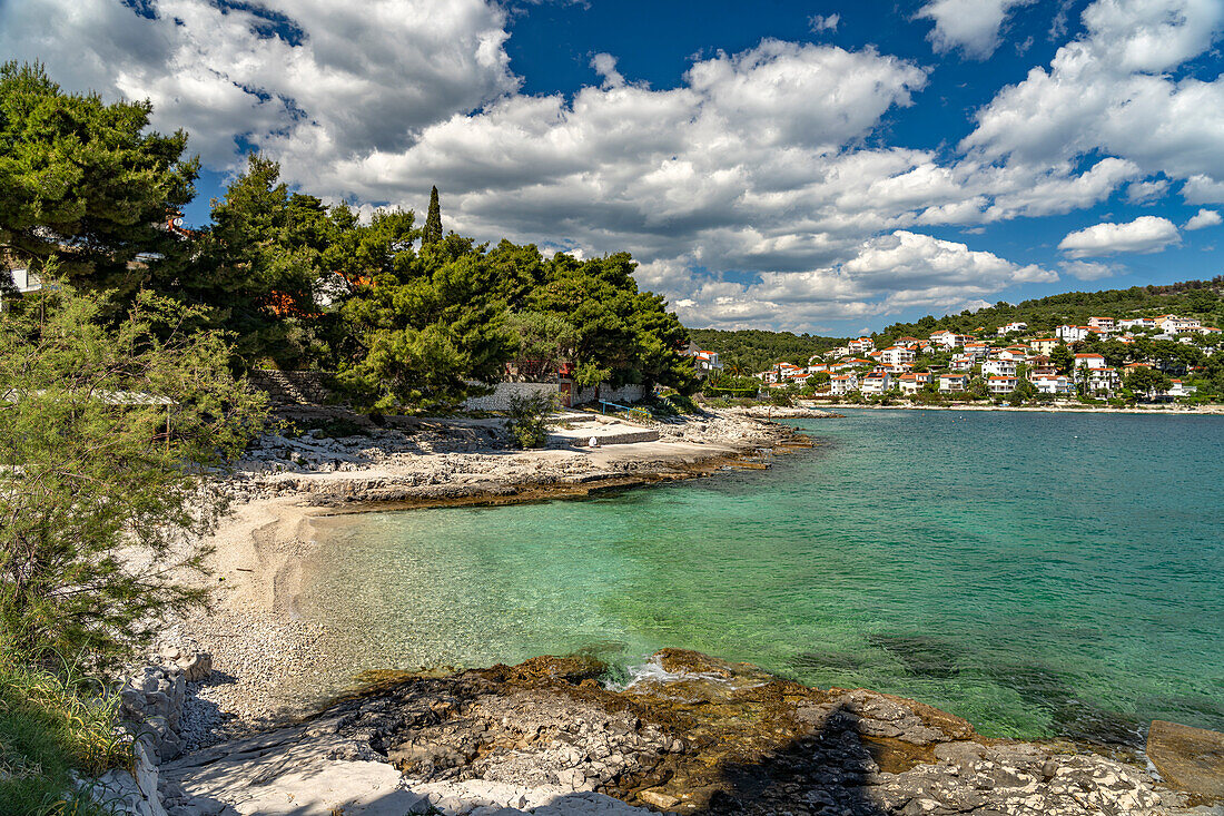 Der Bocici Strand in Okrug Gornji, Insel Ciovo bei Trogir, Kroatien, Europa 