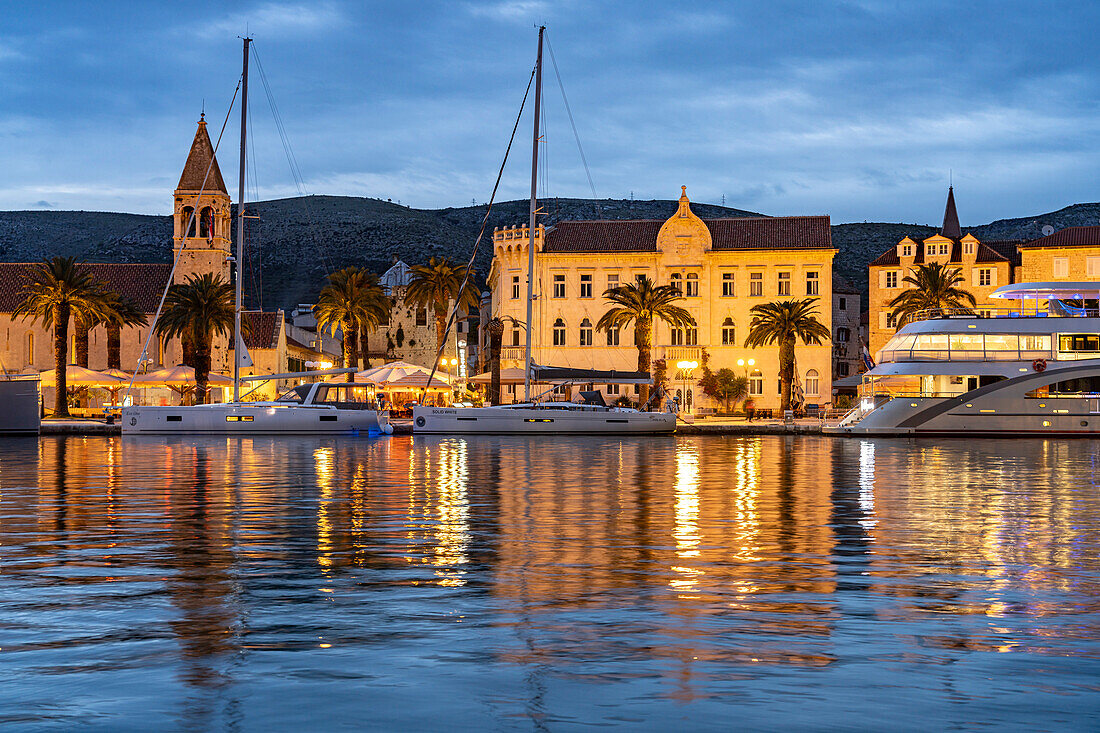 Kirche & Kloster des Hl. Dominik  und die Grundschule Petar Berislavic an der Riva Promenade in Trogir in der Abenddämmerung, Kroatien, Europa 