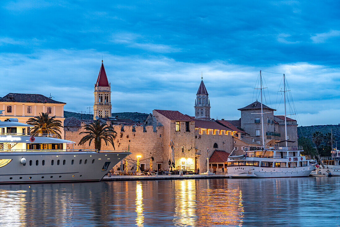 Kreuzfahrtschiffe vor der Altstadt von Trogir in der Abenddämmerung, Kroatien, Europa 