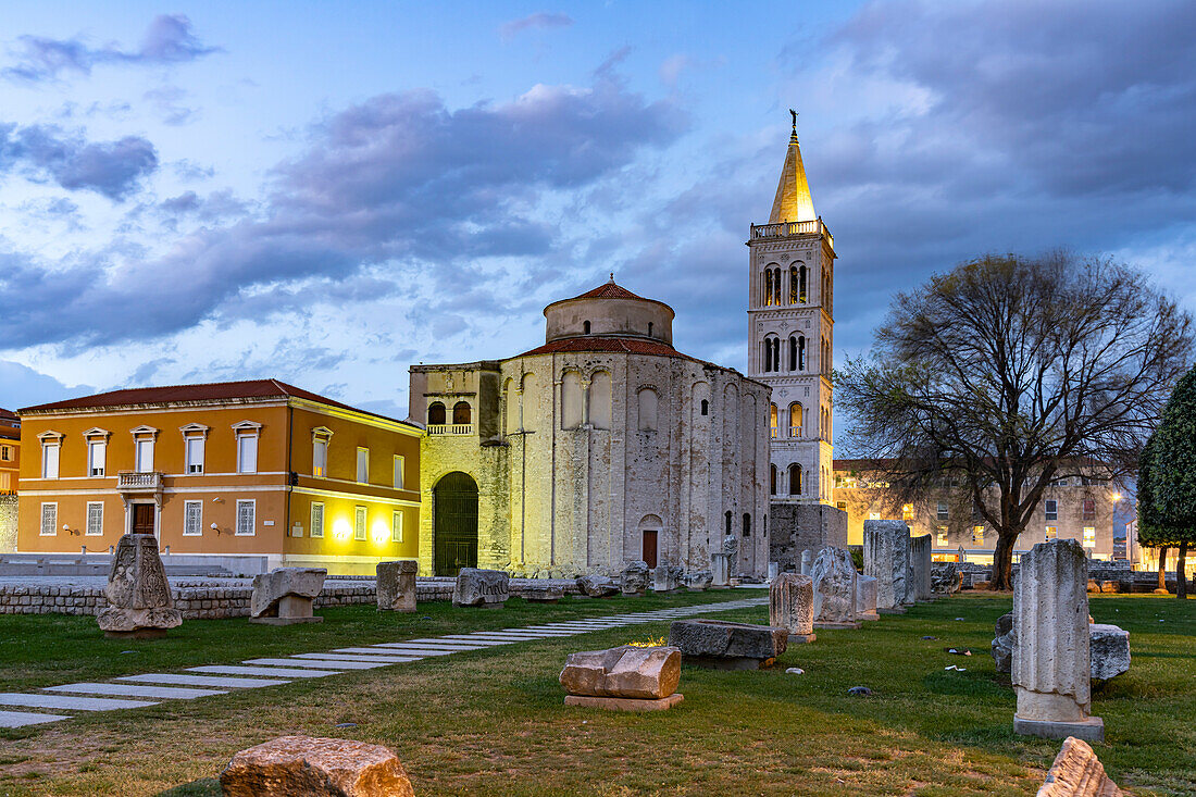  The Church of St. Donatus, Roman forum remains and the St. Anastasia&#39;s Cathedral belltower in Zadar at dusk, Croatia, Europe \n 