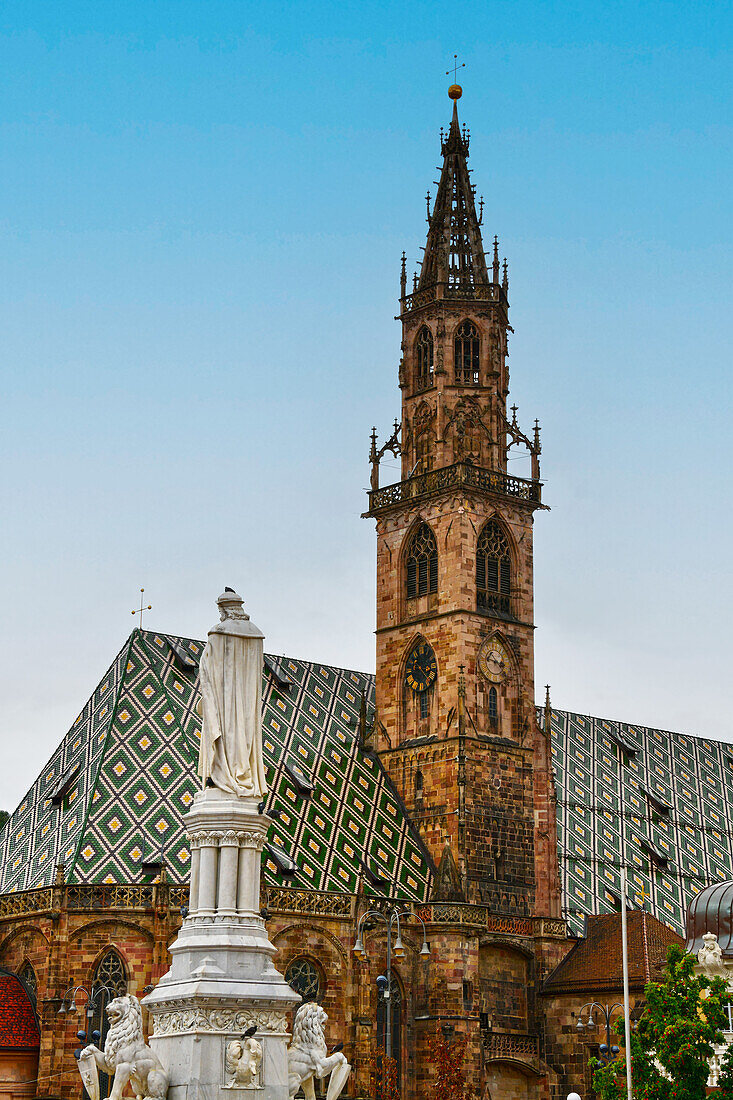 Dom Maria Himmelfahrt zu Bozen, Glockenturm und Dach mit Rautenmuster, Marmor-Skulptur Walther von der Vogelweide. Bozen, Südtirol, Trentino, Italien, Europa