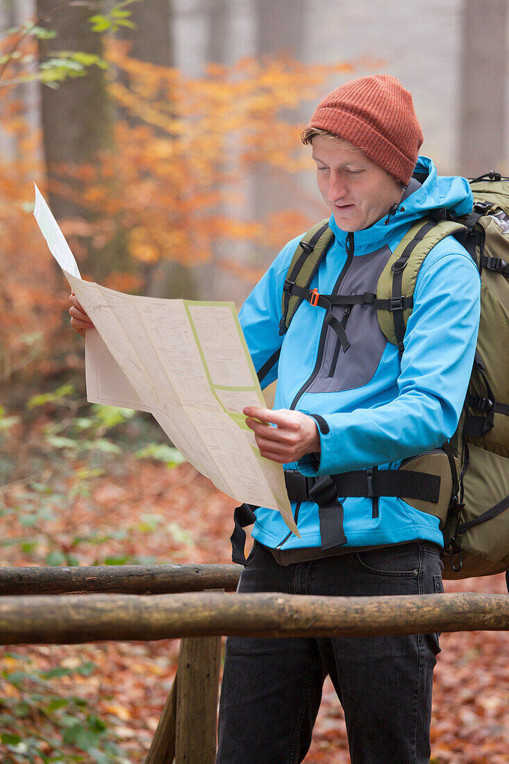 Wanderer im herbstlichen Pfälzerwald, Deidesheim, Rheinland-Pfalz, Deutschland