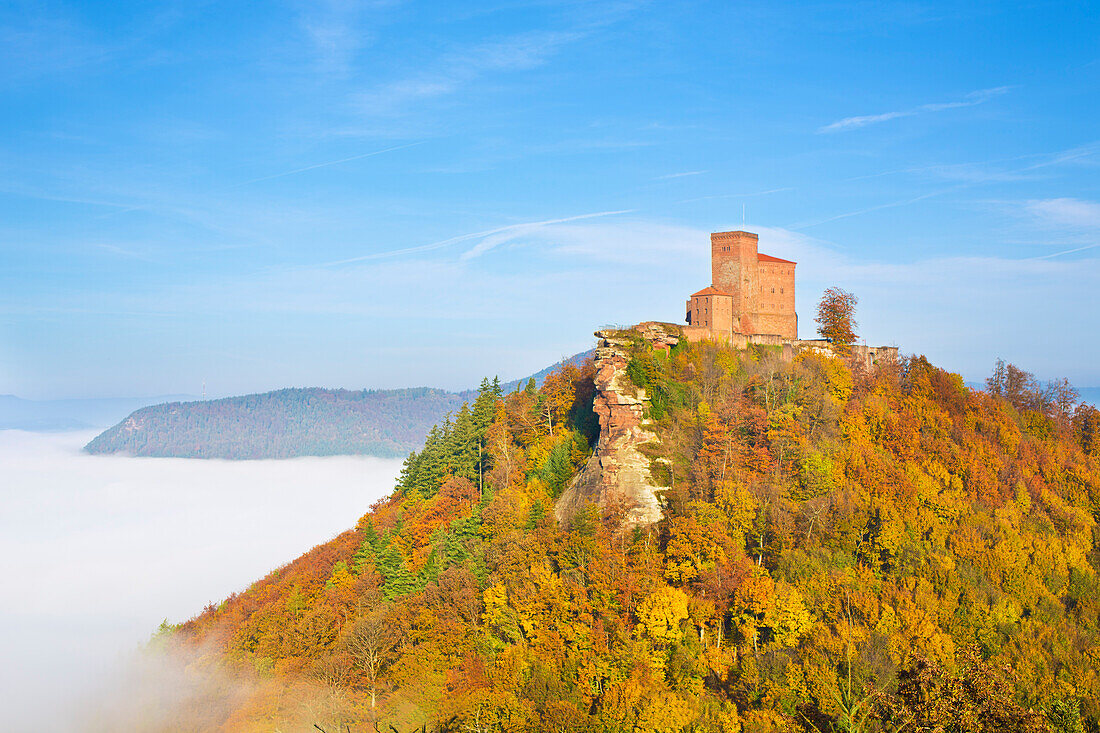 Die Burg Trifels ersten Morgenlicht im Herbst, Annweiler am Trifels, Rheinland-Pfalz, Deutschland