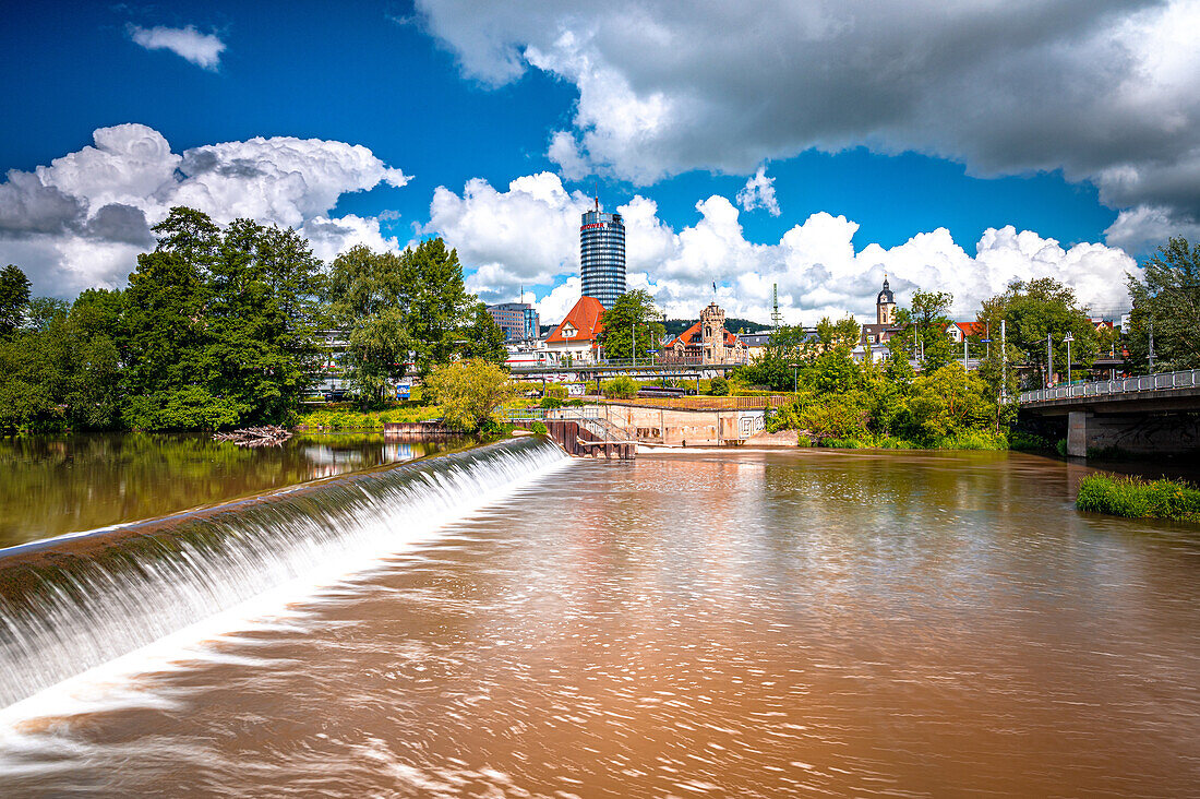 Saalewehr und Brücke in Jena im Paradies mit dem Jentower und der Stadtkirche im Hintergrund, Jena, Thüringen, Deutschland