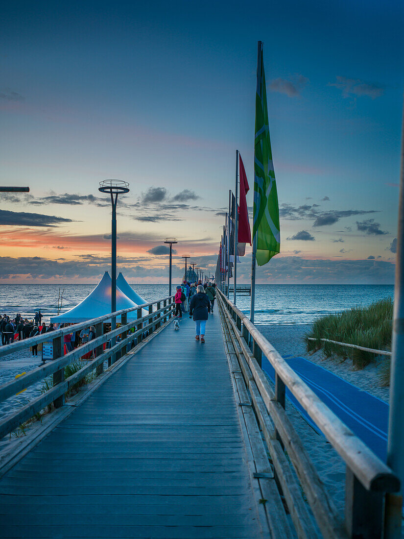 Seebrücke Zingst bei Sonnenuntergang, Zingst, Darß, Fischland, Ostsee, Mecklenburg-Vorpommern, Deutschland, Europa