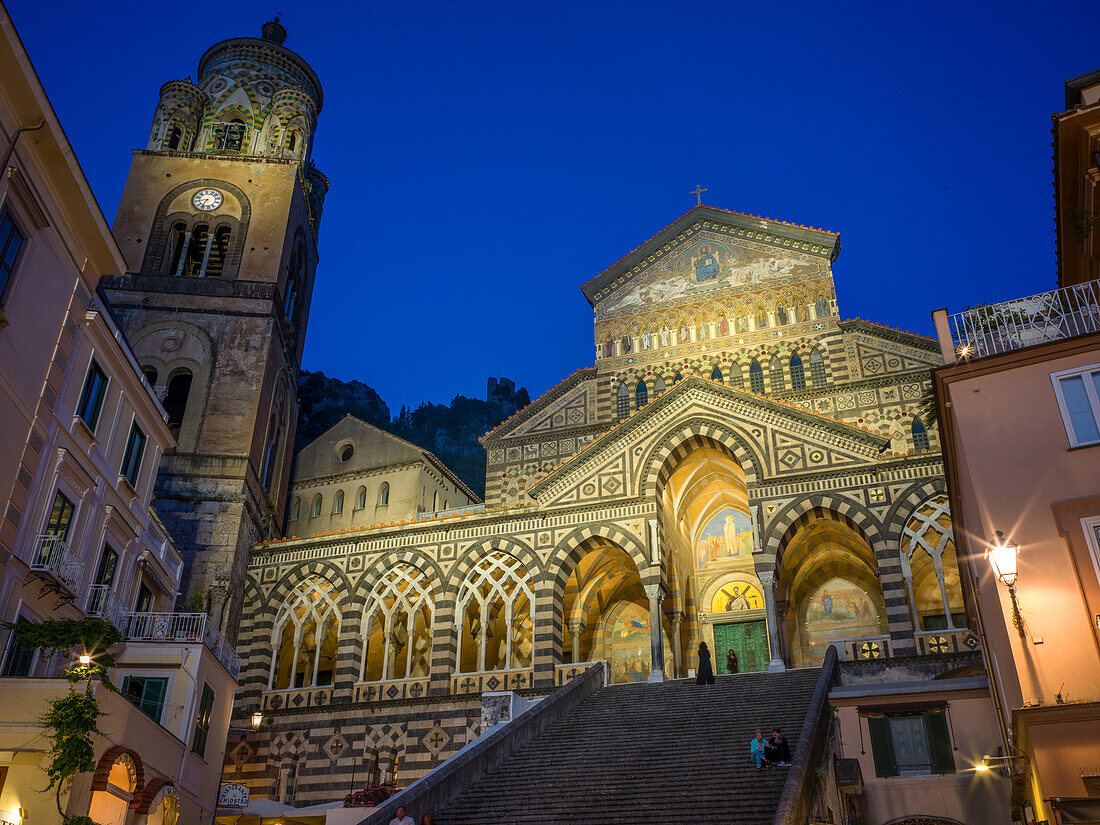 Der Dom von Amalfi in der Nacht, Amalfi, Amalfiküste, Salerno, Kampanien, Süditalien, Italien, Europa, Mittelmeer