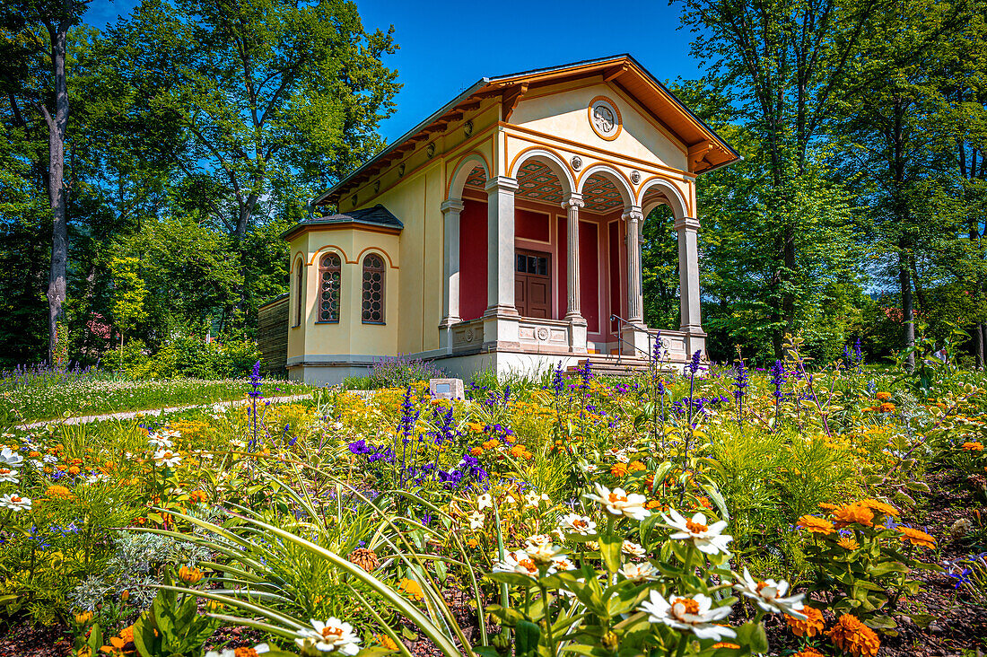  The Roman Pavilion (Tea House) in the Drackendorfer Goethepark in summer, Jena, Thuringia, Germany 