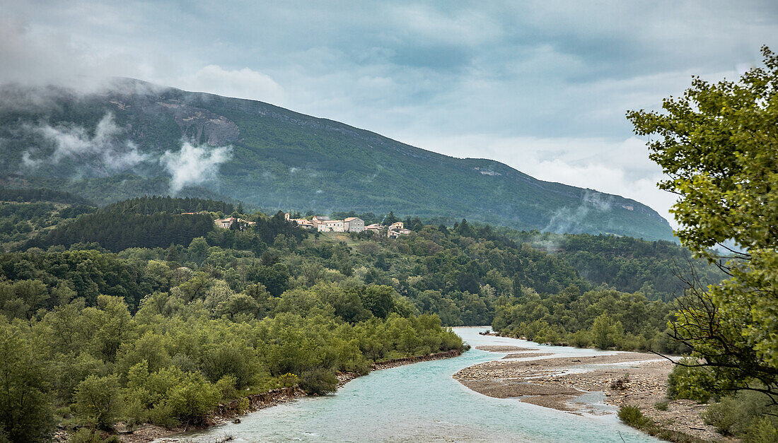 Französische Alpen mit Fluss in Frankreich im Sommer