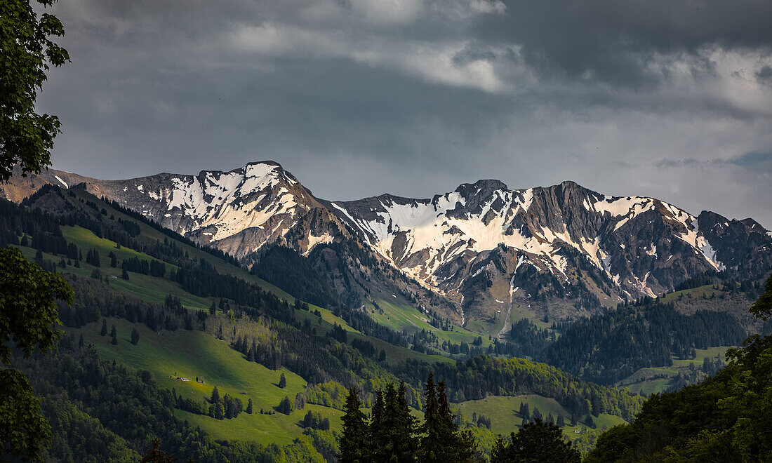 Blick auf die Schweizer Alpen vom kleinen Dorf Gruyeres im Kanton Freiburg, Schweiz