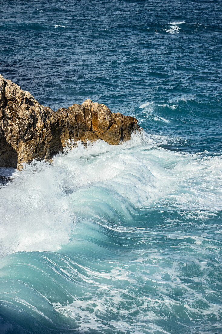 Felsen im Mittelmeer in Monaco, Europa