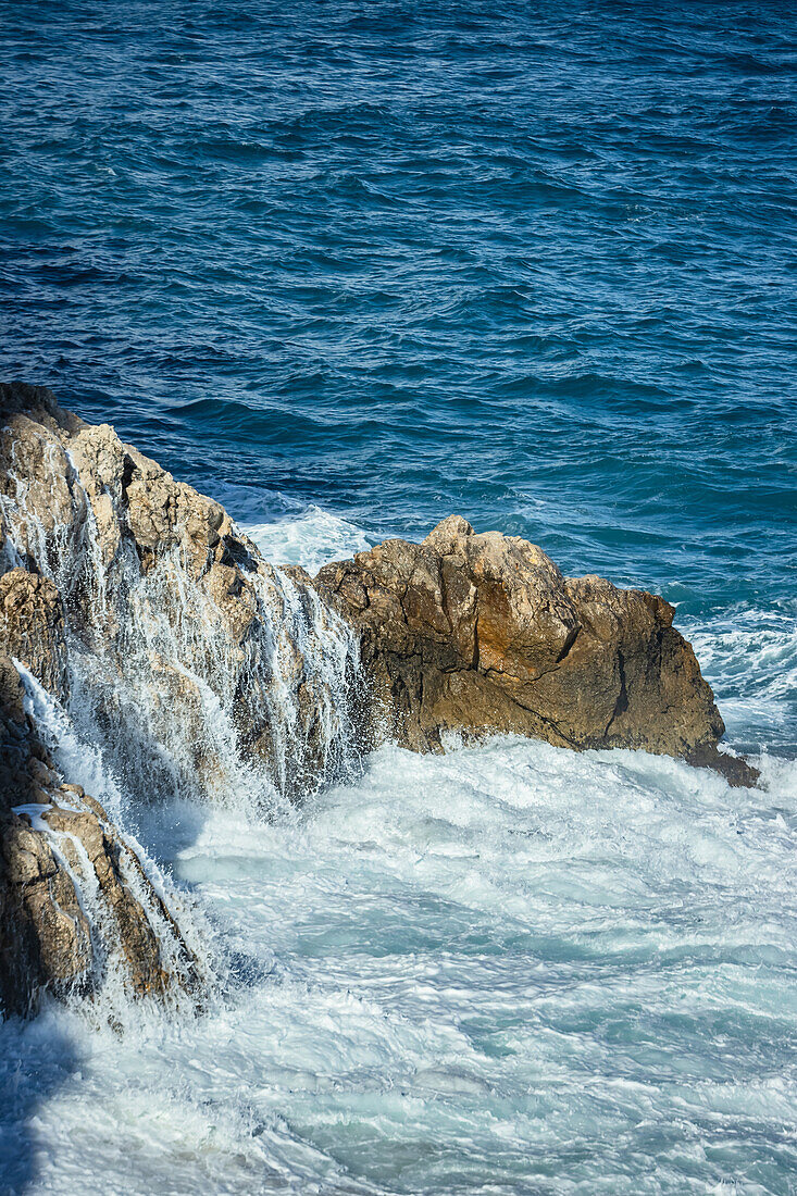 Felsen im Mittelmeer in Monaco, Europa