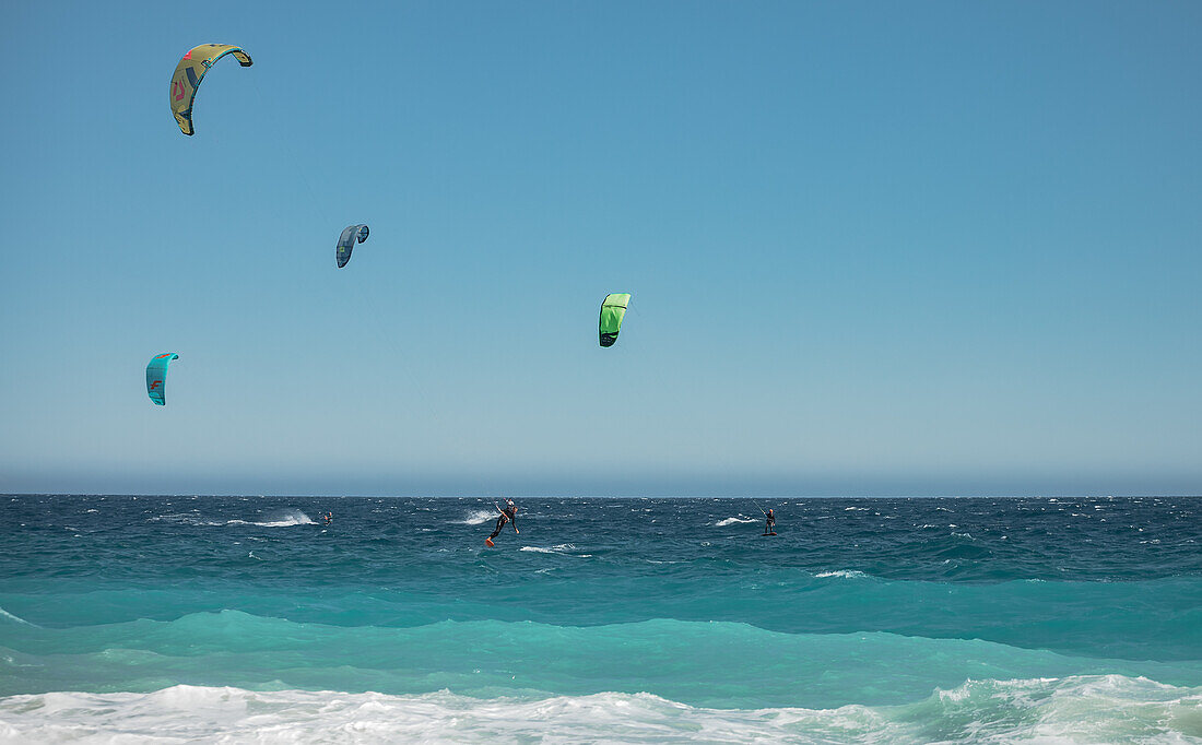 Kitesurfer an der Cote d'Azur in Nizza, Frankreich