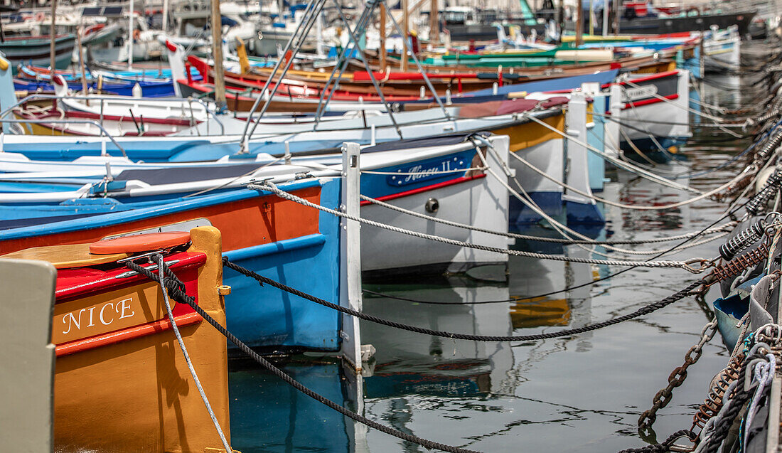 Bunte Boote im Hafen von Nizza, Port Lympia, in Frankreich