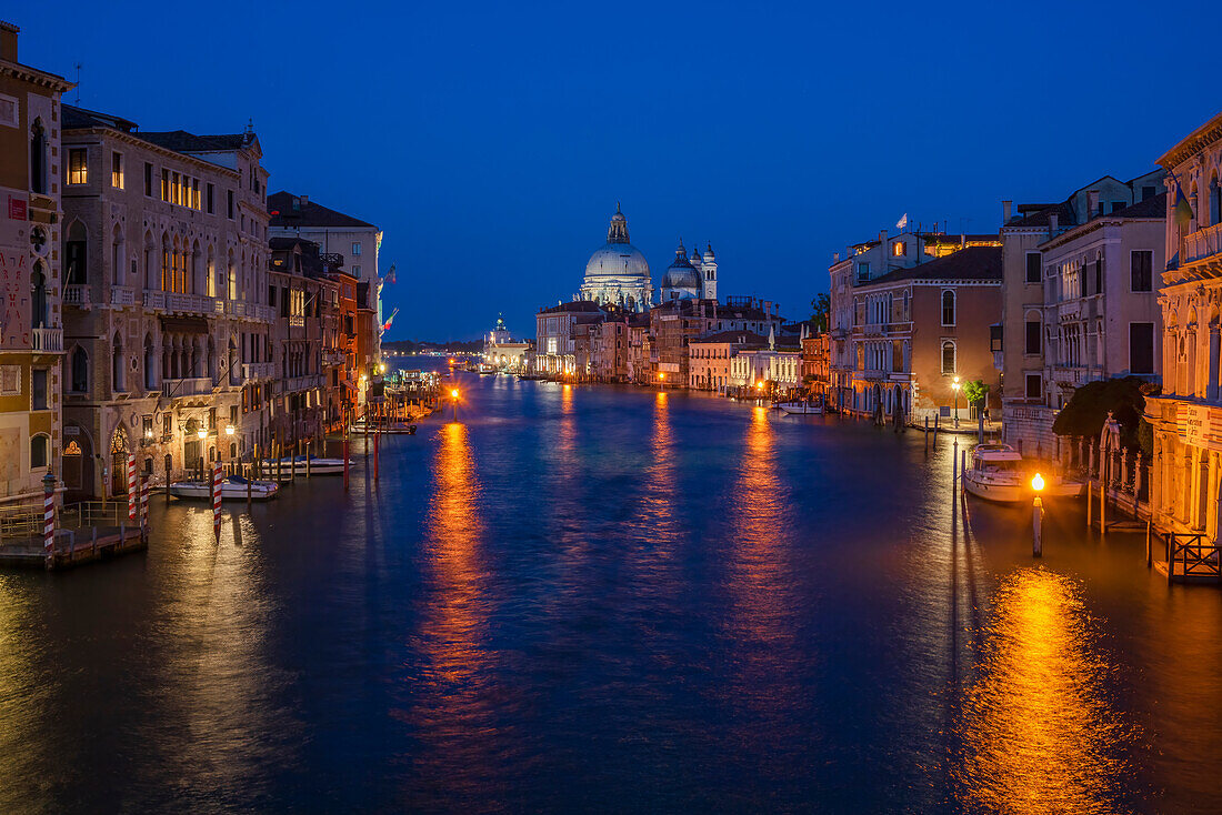 Nächtlicher Canal Grande, Venedig, Venetien, Italien