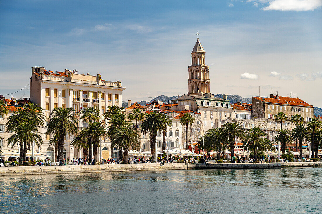  Riva Promenade, Cathedral of St. Domnius and Diocletian&#39;s Palace in Split, Croatia, Europe 