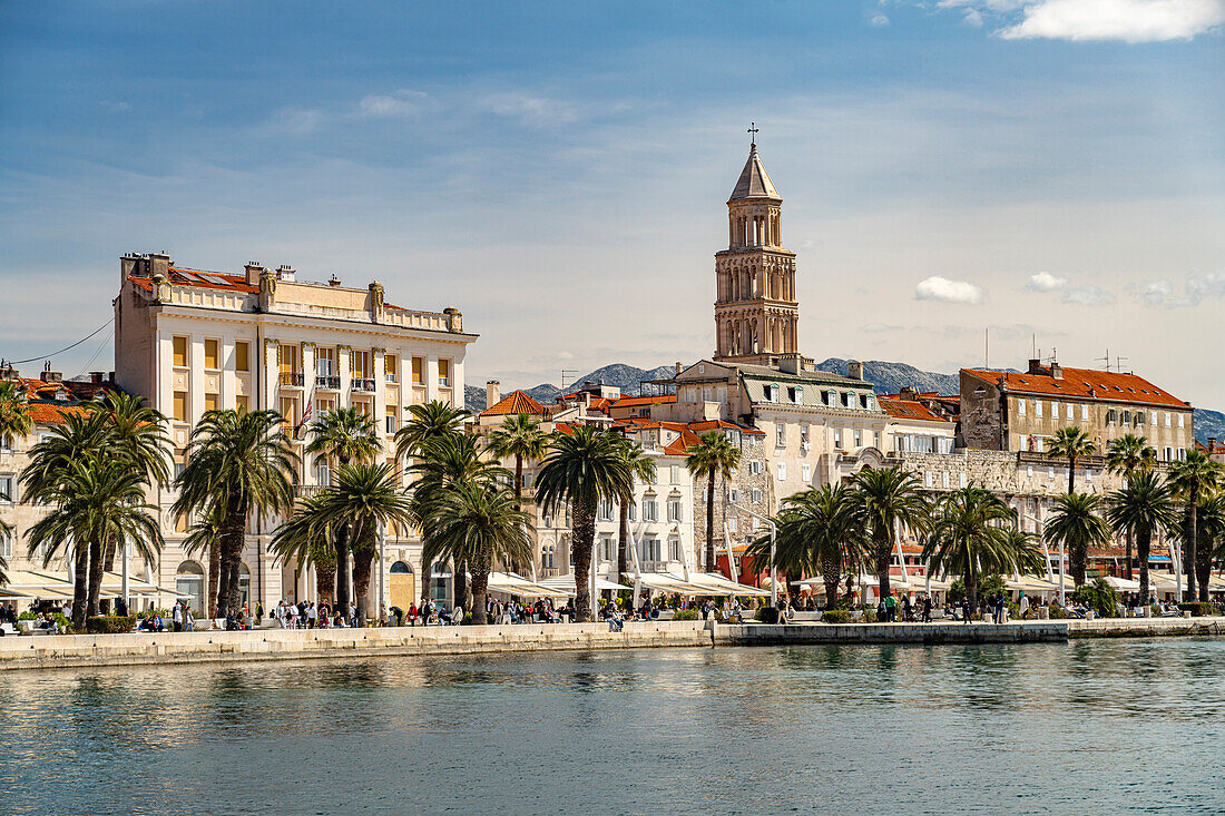 Riva Promenade, Kathedrale des hl. Domnius und Diokletianpalast in Split, Kroatien, Europa