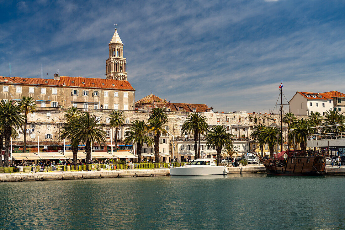  Riva Promenade, Cathedral of St. Domnius and Diocletian&#39;s Palace in Split, Croatia, Europe 