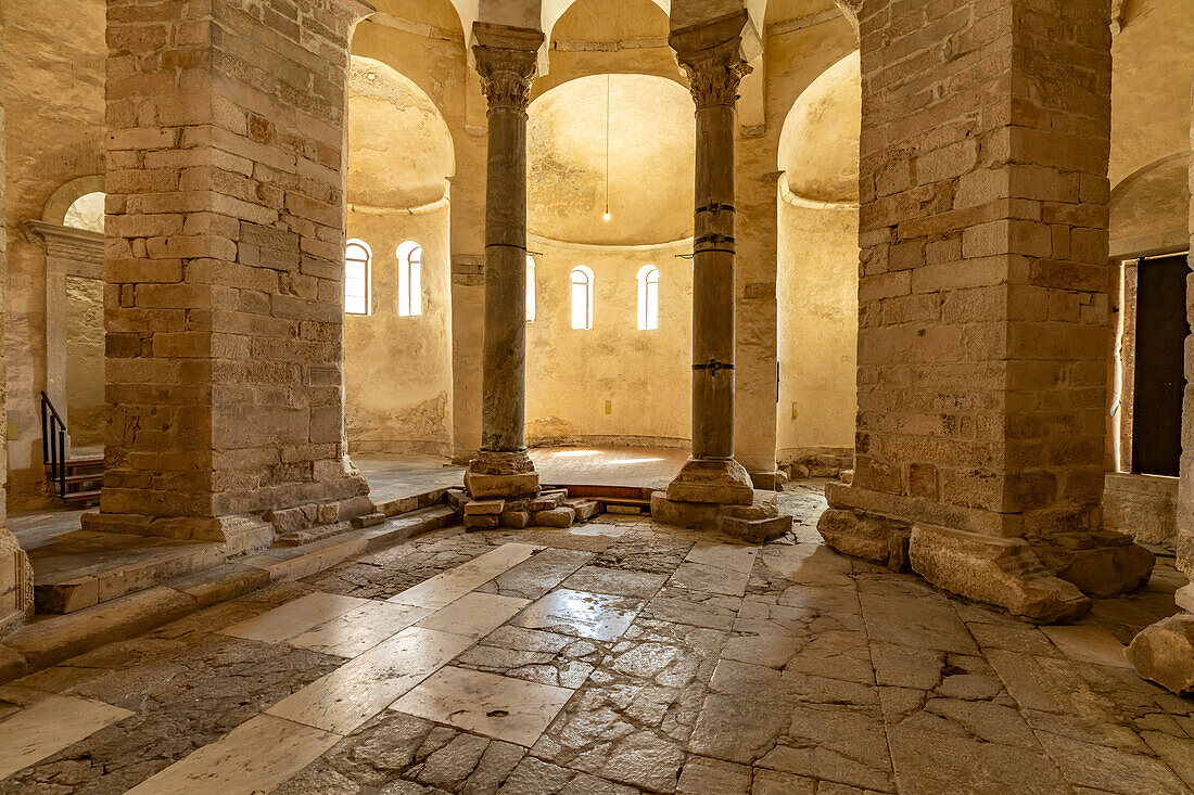 Innenraum der Kirche St. Donatus in Zadar, Kroatien, Europa