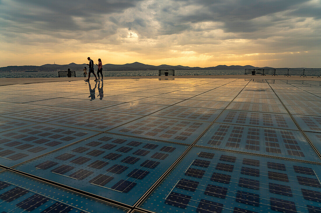 Kunstwerk und Solarinstallation Gruß an die Sonne bei Sonnenuntergang, Zadar, Kroatien, Europa