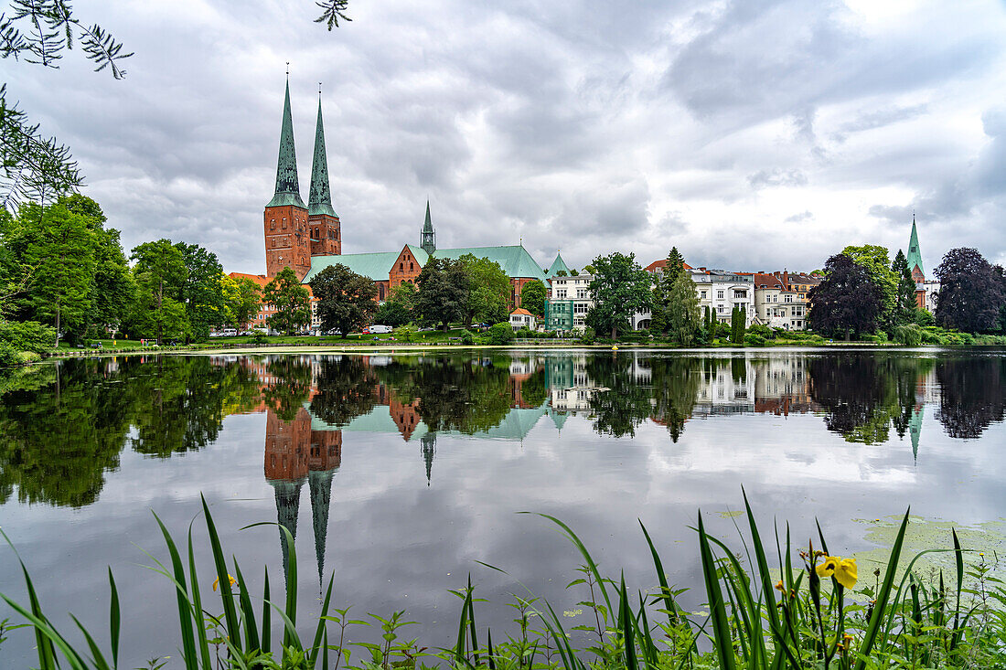 Mühlenteich und der Lübecker Dom, Hansestadt Lübeck, Schleswig-Holstein, Deutschland 