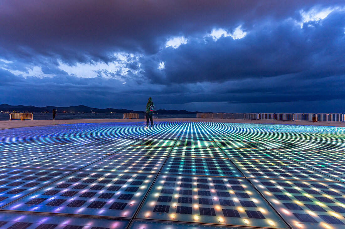 Kunstwerk und Solarinstallation Gruß an die Sonne in der Abenddämmerung, Zadar, Kroatien, Europa