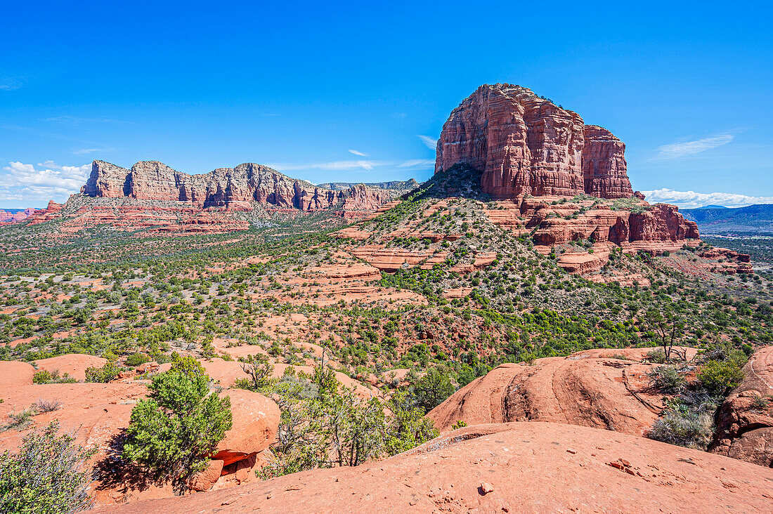 Blick zum Courthouse Butt beim Aufstieg zum Bell Rock, Red Rock State Park, Sedona, Arizona, USA, Vereinigte Staaten