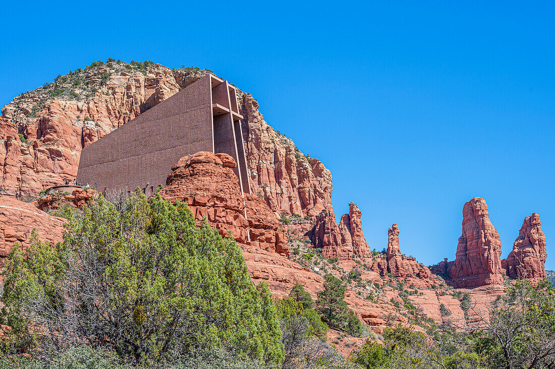 Heilig-Kreuz-Kapelle 'Chapel of the Holy Cross' vor Felswand, Coconino National Forest, Sedona, Arizona, USA, Vereinigte Staaten