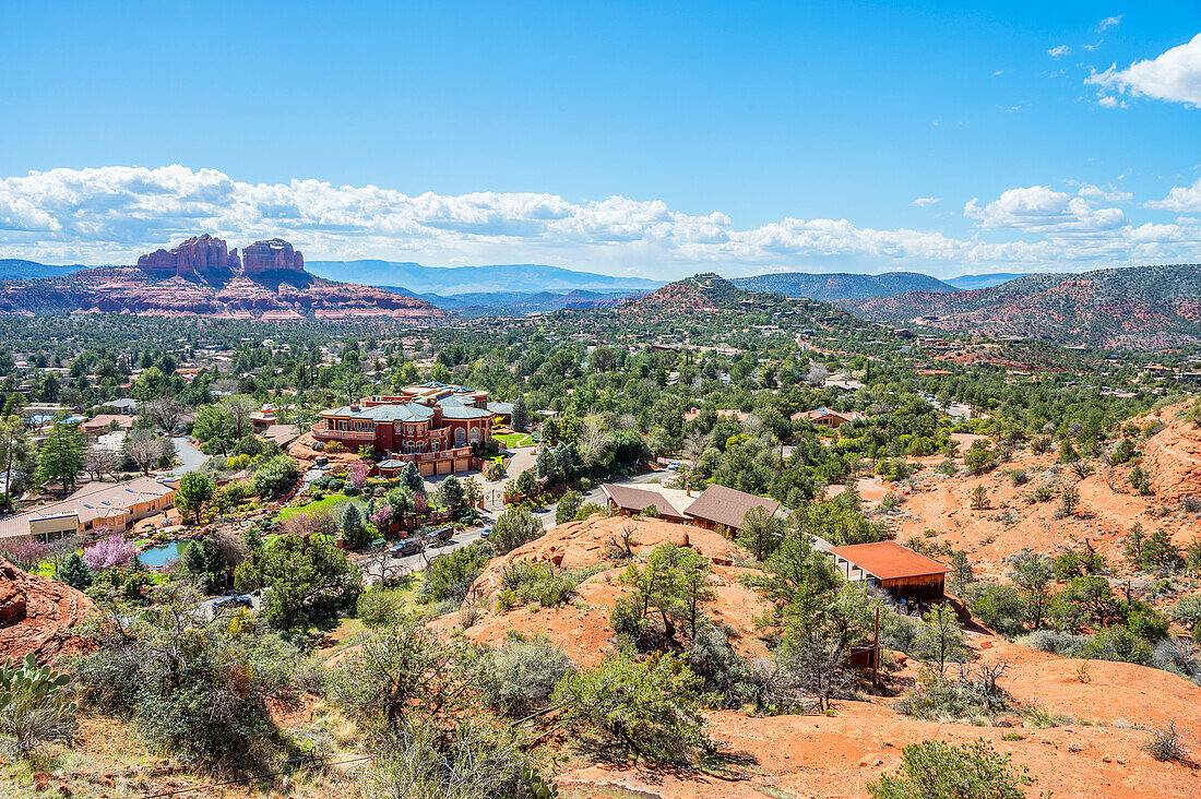 Blick nach Sedona und auf die Felsformation Cathedral Rock, Coconino National Forest, Sedona, Arizona, USA, Vereinigte Staaten