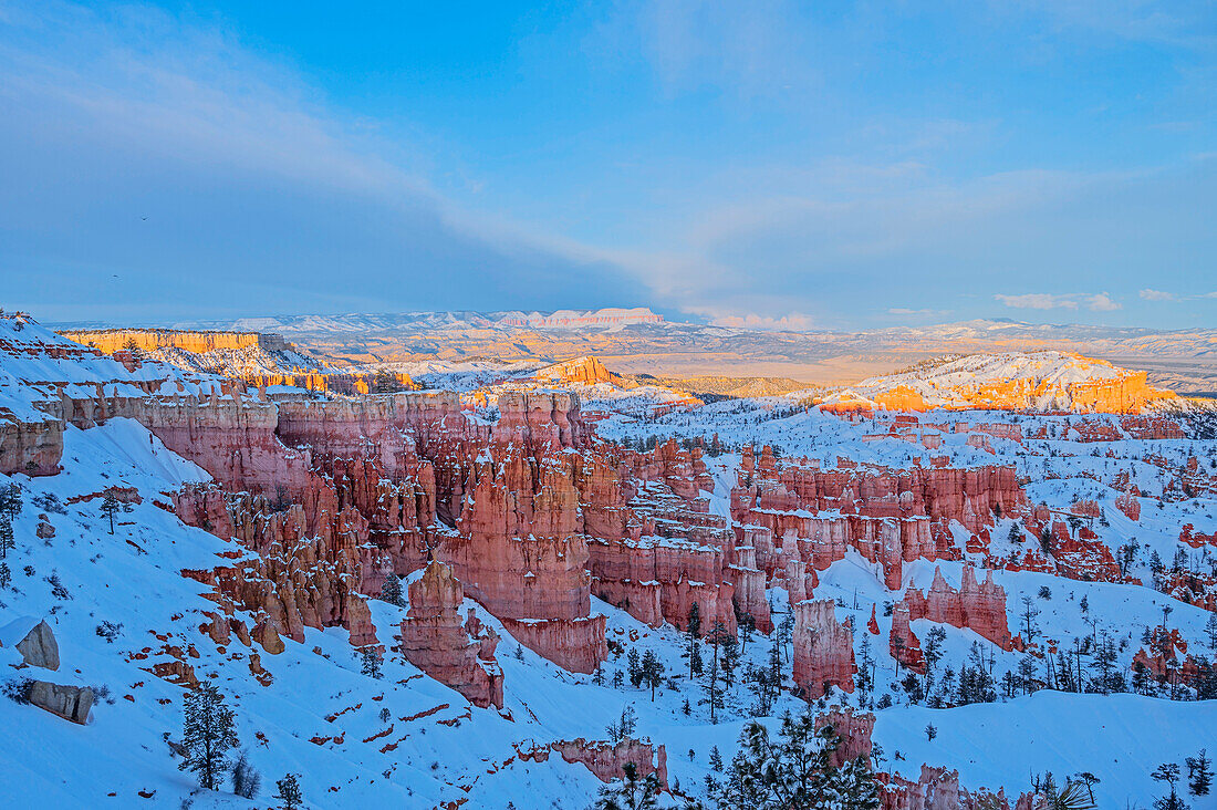 Blick in den Bryce Canyon im Winter bei Sonnenuntergang, Bryce Canyon Nationalpark, Utah, USA, Vereinigte Staaten