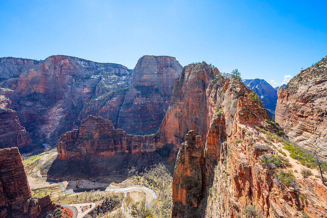 Blick in die Schlucht, Felsformation 'Angels landing' am Virgin River im Zion Canyon, Zion Nationalpark, Utah, USA, Vereinigte Staaten