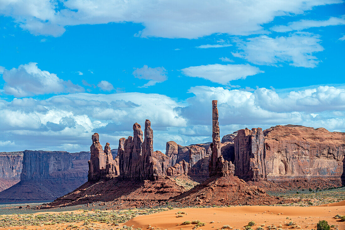 Blick auf Felsformationen 'Totem Pole' (Totenpfahl) im Monument Valley, Arizona, USA, Vereinigte Staaten