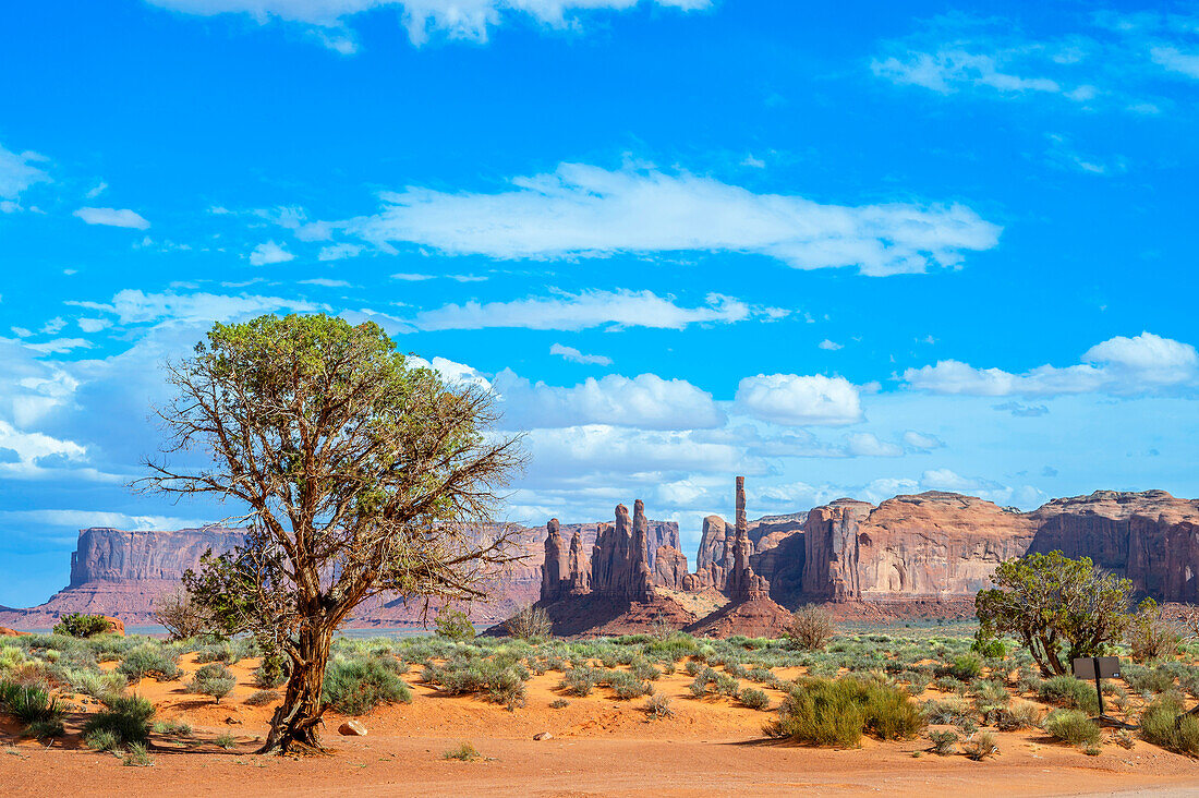 Blick auf Felsformationen im Monument Valley, Arizona, USA, Vereinigte Staaten