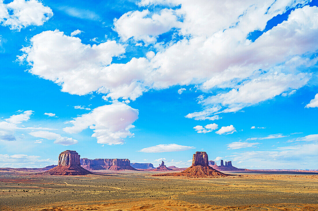 Blick auf Felsformationen im Monument Valley, Arizona, USA, Vereinigte Staaten