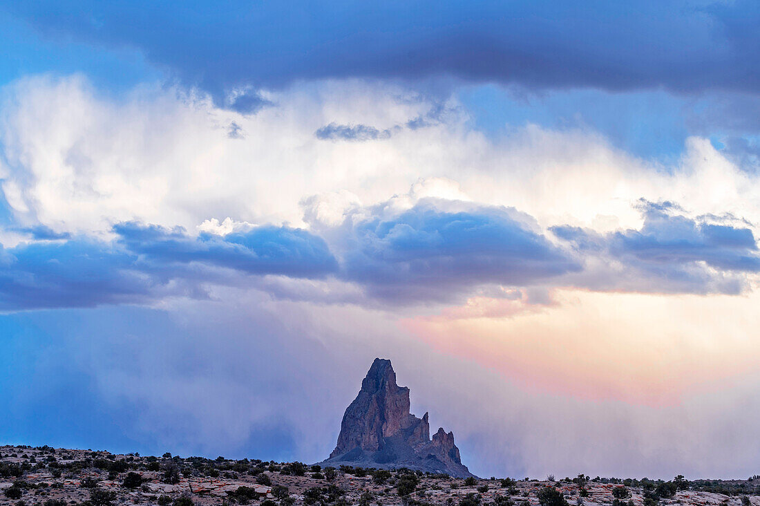 Felsformation Agathla Peak bei Kayenta in einem Sandsturm, Arizona, USA, Vereinigte Staaten