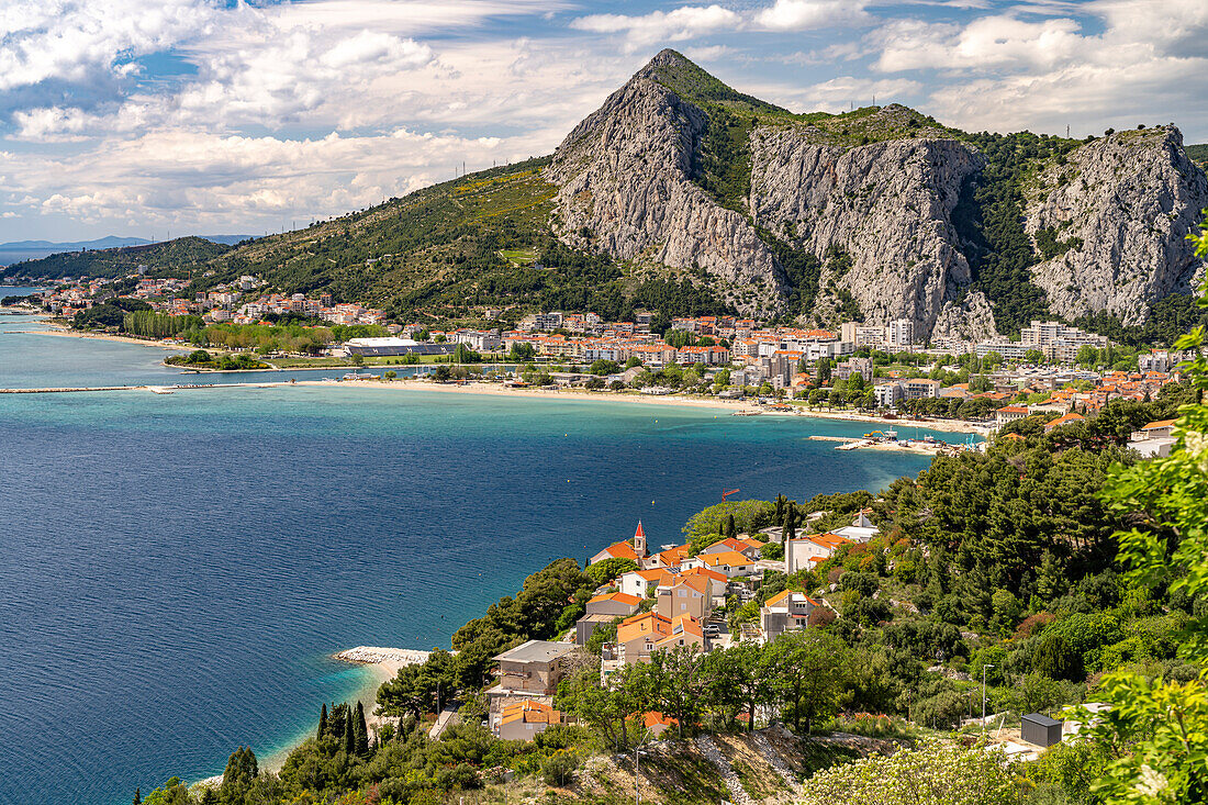 Strand und Bucht bei Omis, Kroatien, Europa