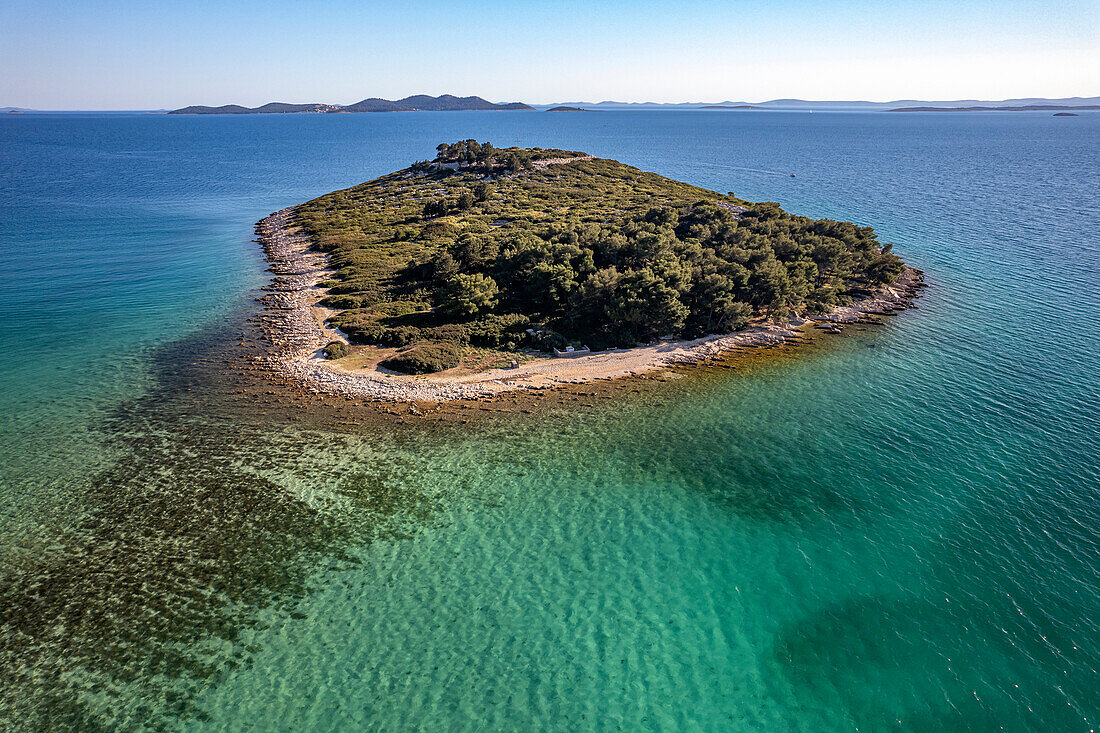 Die Insel Veli Školj vor Pakostane aus der Luft gesehen, Kroatien, Europa
