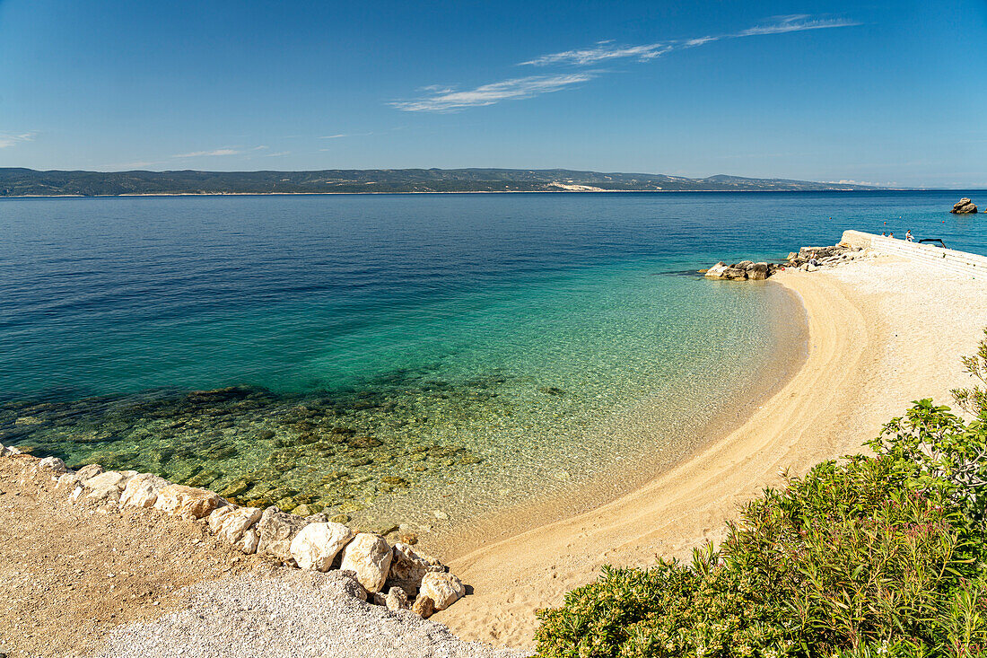 Der Strand in Pisak an der Omis Riviera, Kroatien, Europa