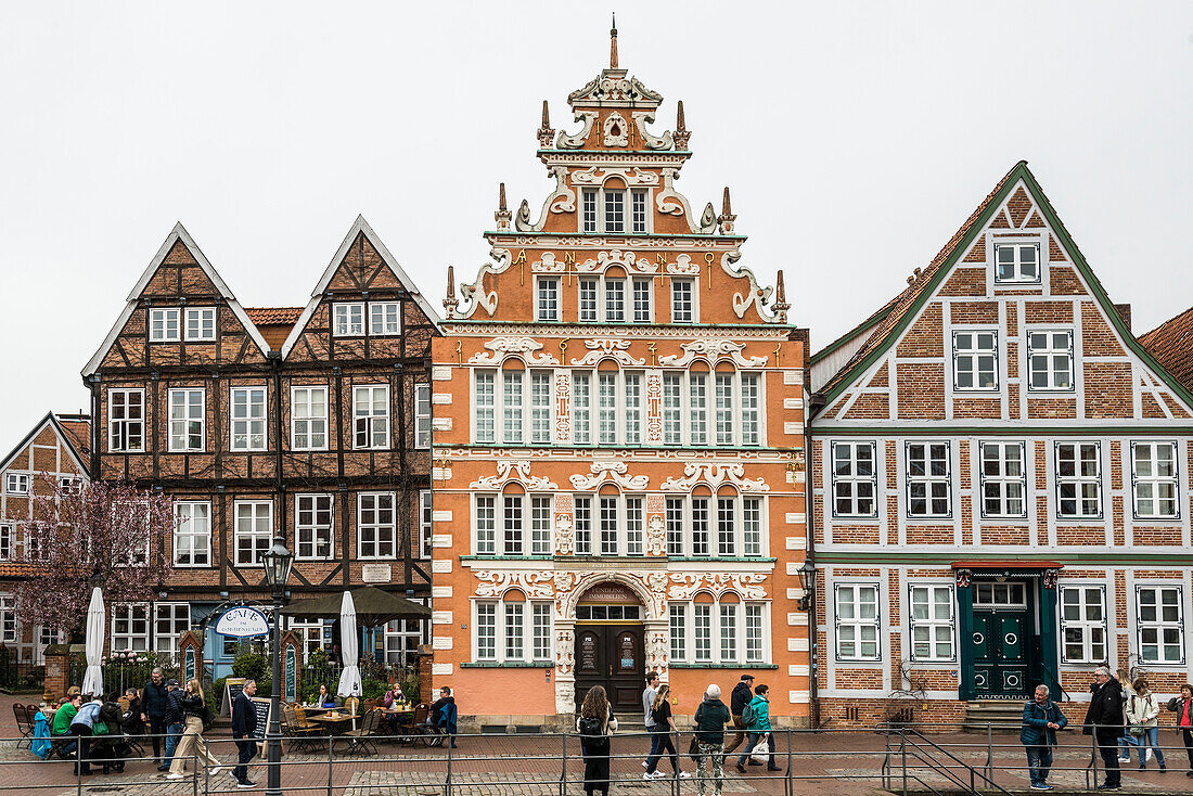 Fachwerkhäuser und Restaurants in der Altstadt, Stade, Altes Land, Niedersachsen, Deutschland