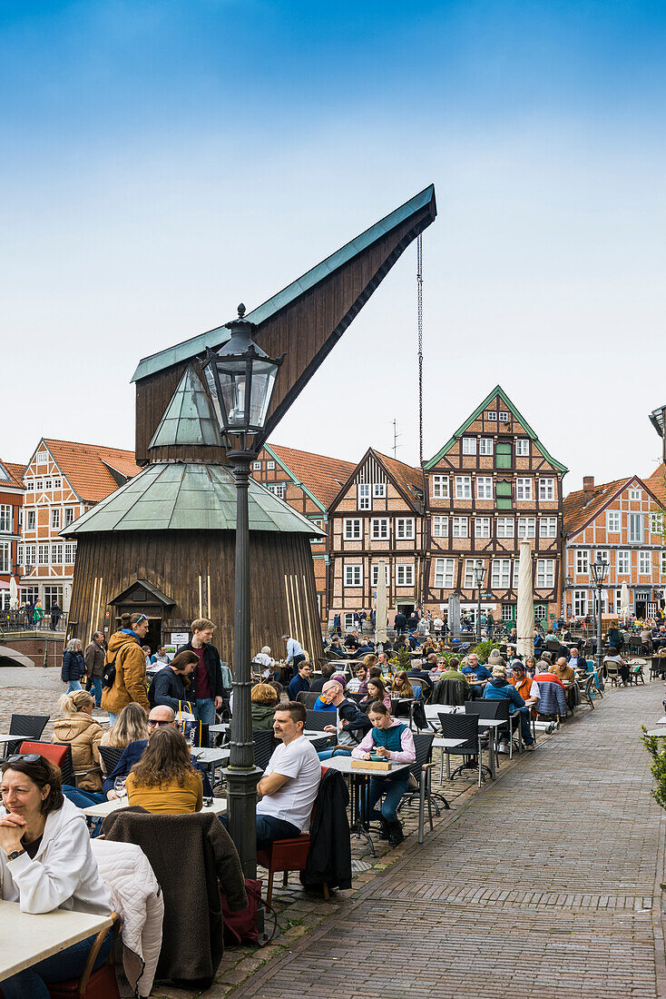 Fachwerkhäuser und Restaurants in der Altstadt, Stade, Altes Land, Niedersachsen, Deutschland