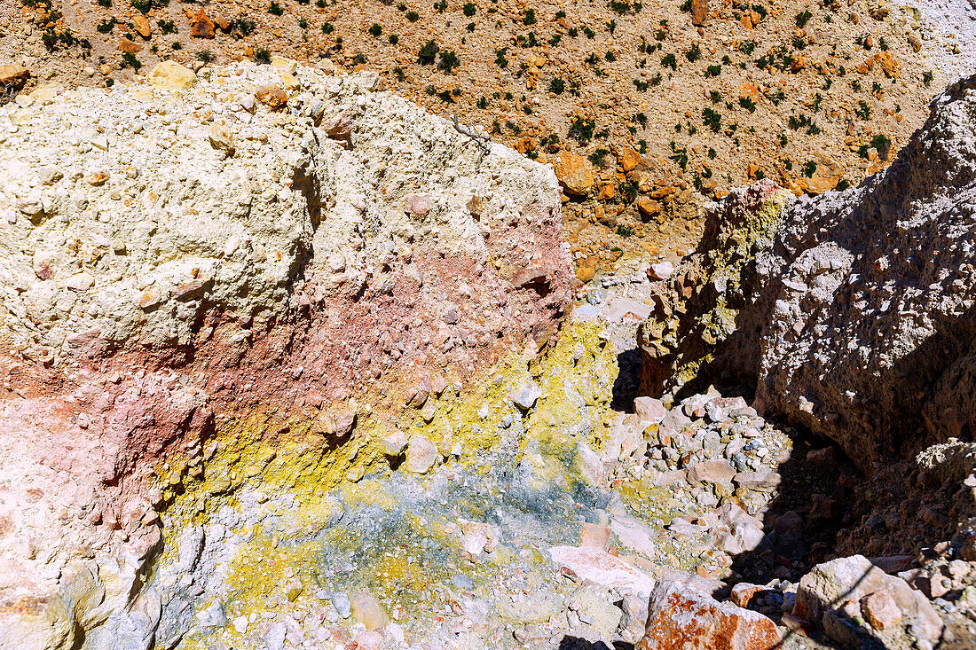 Verfärbungen im Vulkankrater des Megalos Polyotis in der Caldera auf der Insel Nissyros (Nisyros, Nissiros, Nisiros) in Griechenland